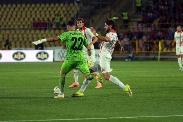 IPA85058094 - CUTRONE Patrick and PIGLIACELLI Mirko Catanzaro vs Monza play off stadium Nicola Ceravolo Serie BKT final play off May 24, 2026 during Playoff - Final - US Catanzaro vs AC Monza, Italian soccer Serie B match in Catanzaro, Italy, May 24 2026  Copyright: xAntonioxMoniaci IPAxSportx xx 85058094