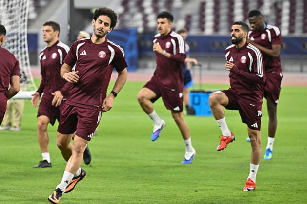 May 24, 2026, Doha, Qatar: Qatar team players warm up during the final training session at Khalifa International Stadium. as the Qatar national football team completes final home preparations for the FIFA World Cup, WM, Weltmeisterschaft, Fussball 2026, with friendlies against Ireland and El Salvador ahead. Doha Qatar - ZUMAs197 20260524_aaa_s197_254 Copyright: xNoushadxVariyattiyakkalx
