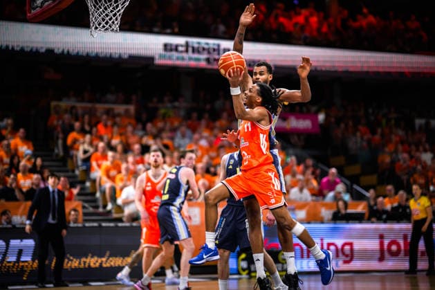 24 05 2026, Rasta Dome, Vechta Basketball, easyCredit Bundesliga, Playoffs quarter-finals, Rasta Vechta vs ALBA Berlin duel between Alonzo Verge Jr 11 Vechta and Norris Agbakoko 17 Berlin at the basket