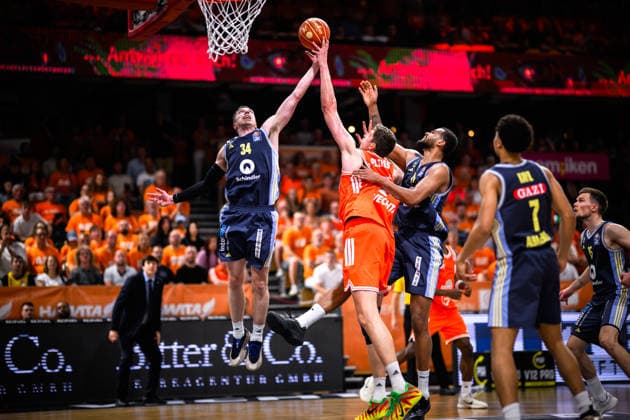 24 05 2026, Rasta Dome, Vechta Basketball, easyCredit Bundesliga, Playoffs quarterfinals, Rasta Vechta vs ALBA Berlin Tibor Pleiß Pleiss 22 Vechta vs Justin Bean 34 Berlin and Norris Agbakoko 17 Berlin