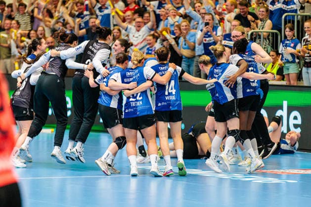 The team of HSG Blomberg Lippe cheers after the end of the game about the 28 27 victory GER, HSG Blomberg Lippe vs Borussia Dortmund, Handball, 1 Bundesliga Women, Play Offs, Final, Game 2, 24 05 2026 GER, HSG Blomberg Lippe vs Borussia Dortmund, Handball, 1 Bundesliga Women, Play Offs, Final, Game 2, 24 05 2026 Blomberg Copyright: xEibner-Pressefoto JanxRollingerx EP_JSK