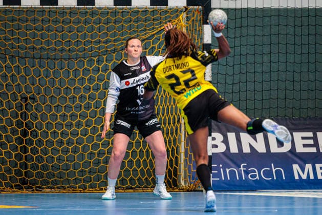 L R Melanie Veith HSG Blomberg Lippe, 16 , Deborah Lassource Borussia Dortmund, 22 takes a seven-meter penalty GER, HSG Blomberg Lippe vs Borussia Dortmund, Handball, 1 Bundesliga Women, Play Offs, Final, Game 2, 24 05 2026 GER, HSG Blomberg Lippe vs Borussia Dortmund, Handball, 1 Bundesliga Women, Play Offs, Final, Game 2, 24 05 2026 Blomberg Copyright: xEibner-Pressefoto JanxRollingerx EP_JSK
