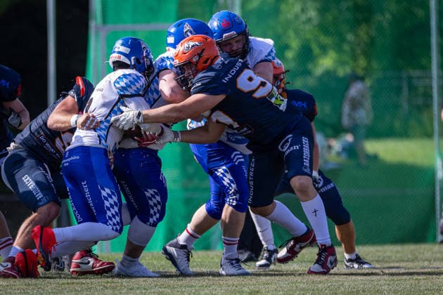 Ben Rashid (ifm Razorbacks Ravensburg, 09 Edge Rusher) tries to strip the ball from Chris Lipsey (Allgäu Comets, 01 Running Back Defensive Back) ifm Razorbacks Ravensburg vs Allgäu Comets, American Football, German Football League, Week 3, 2026, 24.05.2026, Weingarten TeleData Stadion am Lindenhof Baden Württemberg Germany Copyright: xFootxBowl SebastianxJustx