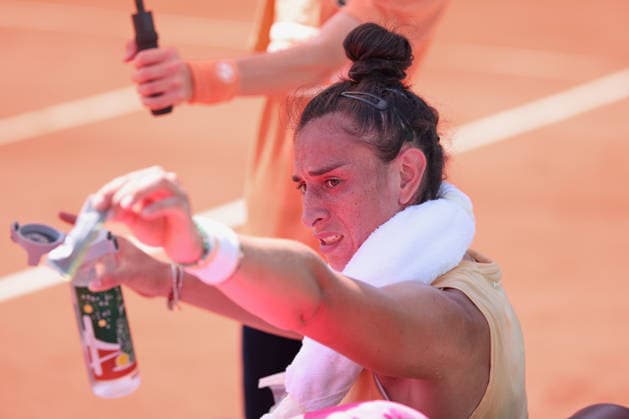 Susan Bandecchi SUI sits on the chair during the break with an ice pack on her shoulder and a bottle of drink in her hand, Heat, Ladies Singles, Ladies Singles Tennis French Open 2026 Roland Garros Paris France 25 May 2026 Copyright: xJuergenxHasenkopfx