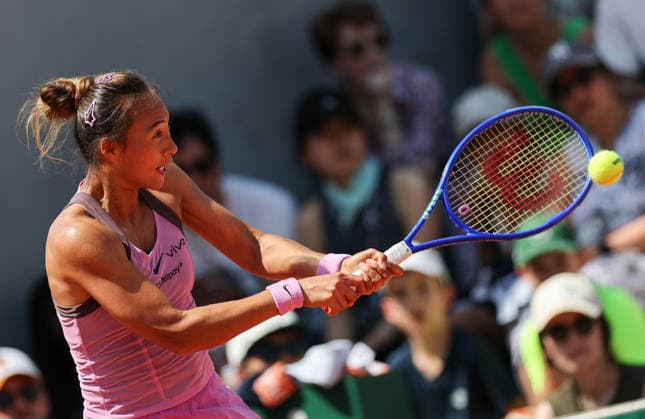 (260525) -- PARIS, May 25, 2026 -- Zheng Qinwen hits a return during the women s singles first round match between Maja Chwalinska of Poland and Zheng Qinwen of China at the French Open tennis tournament at Roland Garros, Paris, France, May 25, 2026. ) (SP)FRANCE-PARIS-TENNIS-FRENCH OPEN-WOMEN S SINGLES-1ST ROUND WuxHuiwo 