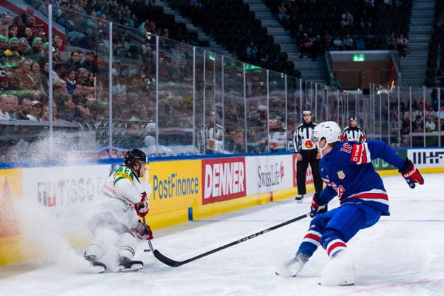 iZURICH, SWITZERLAND - MAY 25: Krisztian Nagy (Hungary, 13) in the battle for the puck with Mason Lohrei (United States, 16) during the Preliminary Round - Group A Match 47 between United States and Hungary at the IIHF Ice hockey, Eishockey World Championship, WM, Weltmeisterschaft 2026, Swiss Life Arena on May 25, 2026 in Zurich, Switzerland. Zurich Switzerland Copyright: xTimoxSteinx