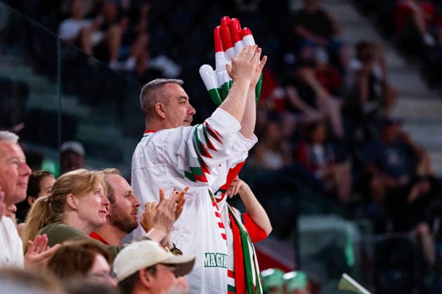 ZURICH, SWITZERLAND - MAY 25: Hungarian Fans celebrating the goal of Csanad Erdely (Hungary, 36) during the Preliminary Round - Group A Match 47 between United States and Hungary at the IIHF Ice hockey, Eishockey World Championship, WM, Weltmeisterschaft 2026, Swiss Life Arena on May 25, 2026 in Zurich, Switzerland. Zurich Switzerland Copyright: xTimoxSteinx