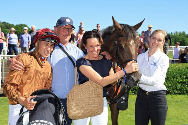 25 05 2026, Hanover, Lower Saxony, GER Alpenveilchen with Bauyrzhan Murzabayev, Wilhelm Feldmann and Gisela Schiergen center after the victory Hanover racecourse, Neue Bult 260525D987HANNOVER JPG