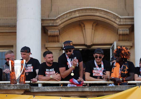 Hull Bus Parade The Hull City team celebrate at City Hall during the Hull City Bus Parade on the streets of Hull, England after being promoted to the Premier League in the Sky Bet Championship Play-Off Final on Saturday 23rd May 2026. 25 05 2026 UK Newspapers OUT Copyright: xAndyxSumnerx FIL-23472-0229