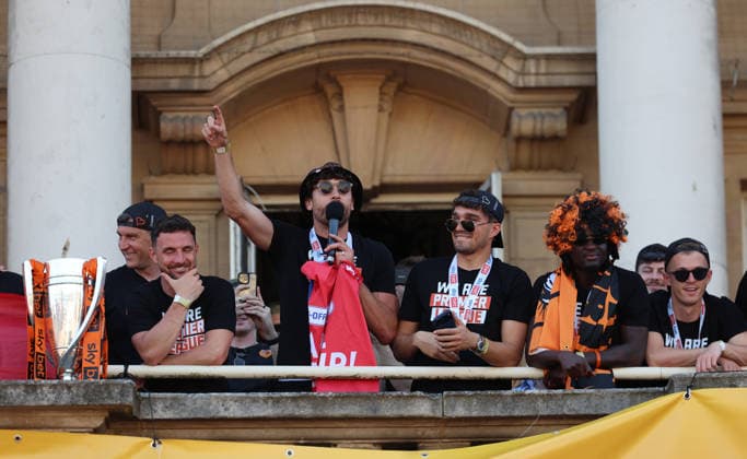 Hull Bus Parade The Hull City team celebrate at City Hall during the Hull City Bus Parade on the streets of Hull, England after being promoted to the Premier League in the Sky Bet Championship Play-Off Final on Saturday 23rd May 2026. 25 05 2026 UK Newspapers OUT Copyright: xAndyxSumnerx FIL-23472-0231