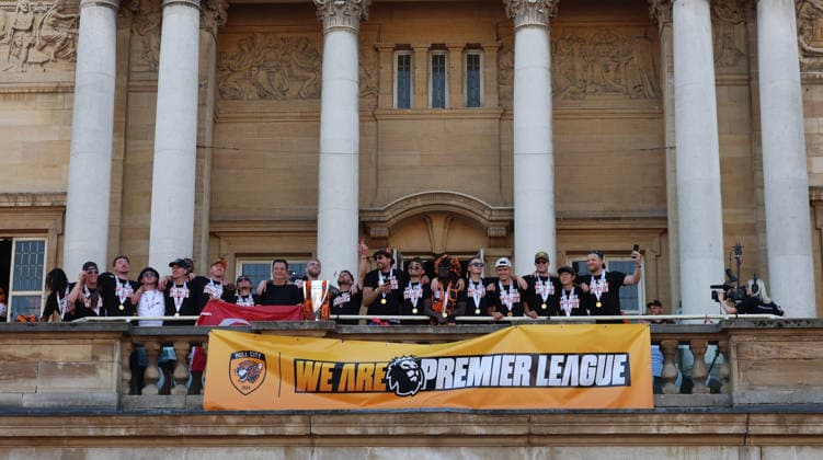 Hull Bus Parade The Hull City team celebrate at City Hall during the Hull City Bus Parade on the streets of Hull, England after being promoted to the Premier League in the Sky Bet Championship Play-Off Final on Saturday 23rd May 2026. 25 05 2026 UK Newspapers OUT Copyright: xAndyxSumnerx FIL-23472-0235