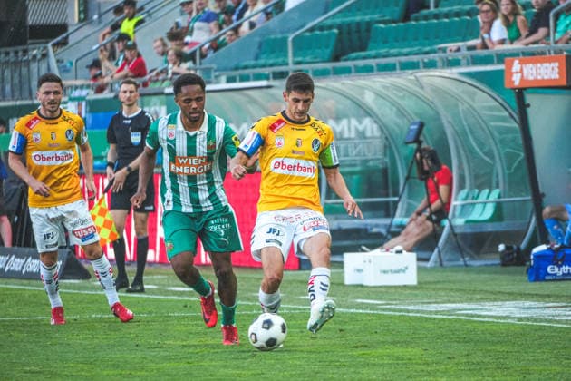 Football Austria, Admiral Bundesliga European Cup Playoff Final ECL 2025 2026, SK Rapid Vienna vs SV Oberbank Ried Allianz Stadium Weststadion, Vienna Hütteldorf Ante Bajic SV Oberbank Ried with Petter Nosakhare Dahl Copyright: xLukasxBierederx