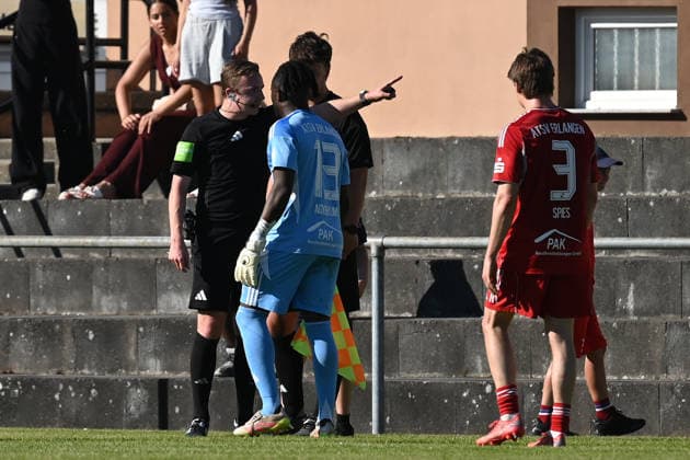 25 05 2025 Soccer season 2024 2025 Relegation Oberliga Bayernliga Bayernliga Landesliga ATSV Erlangen TSV Großbardorf LuPf xluxpfx Jonas Krzyzanowski Referee discussion Streit with Emmanuel Agyekum 13, ATSV Erlangen from left