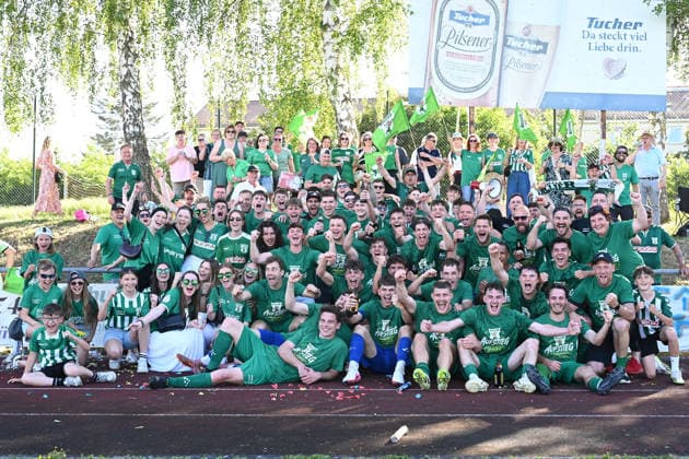 25 05 2025 Soccer season 2024 2025 Relegation Oberliga Bayern Bayernliga Landesliga ATSV Erlangen TSV Großbardorf LuPf xluxpfx Team circle Team Team Cheering Joy after the end of the game