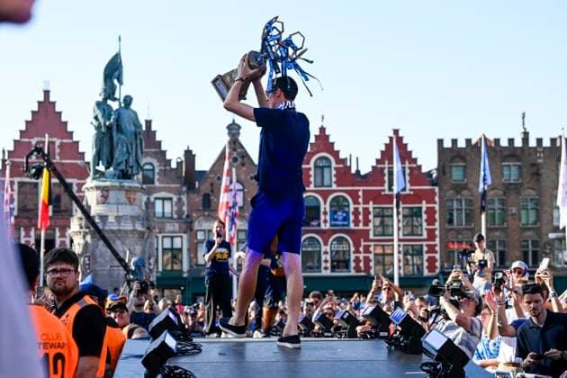 Club Brugge celebrating the Jupiler Pro League title 2026 with city parade BRUGGE, BELGIUM - MAY 25 : Vanaken Hans midfielder of Club Brugge and the players of Club Brugge celebrating the winning of the Jupiler Pro League title 2025 - 2026 during a city parade towards the city centre and celebration ceremony at the Markt of Bruges. Club Brugge won the Belgian national soccer championship for the 20th time in the history of the club on May 25, 2026 in Brugge, Belgium, 25 05 2026 Brugge Belgium  Copyright: xNicoxVereeckenx