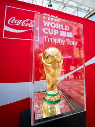 May 25, 2026, Toronto, On, CANADA: The FIFA World Cup, WM, Weltmeisterschaft, Fussball Trophy is displayed during a Trophy Tour event at Nathan Phillips Square in Toronto on Monday, May 25, 2026. Canada News - May 25, 2026  - ZUMAc35_ 20260525_zaf_c35_051 Copyright: xArlynxMcadoreyx