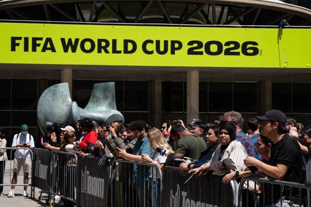 May 25, 2026, Toronto, On, CANADA: Fans gather for a FIFA World Cup, WM, Weltmeisterschaft, Fussball Trophy Tour event at Nathan Phillips Square in Toronto on Monday, May 25, 2026. Canada News - May 25, 2026  - ZUMAc35_ 20260525_zaf_c35_055 Copyright: xArlynxMcadoreyx