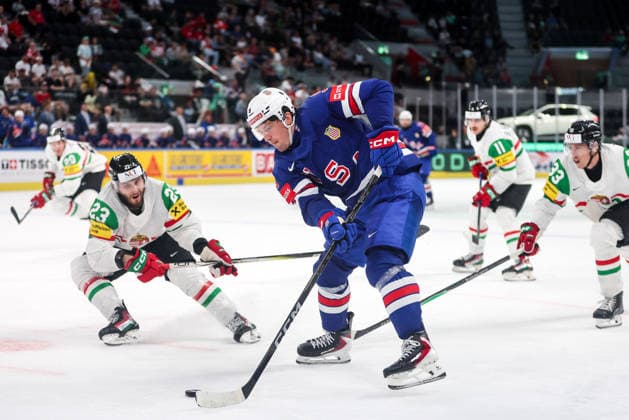 Ice hockey, Eishockey - IIHF WC 2026 ZURICH,SWITZERLAND,25.MAY.26 - ICE HOCKEY - IIHF Ice Hockey World Championship, WM, Weltmeisterschaft 2026, group stage, USA vs Hungary. Image shows Zeteny Hadobas (HUN) and Ryan Leonard (USA).  GEPAxpictures xMaticxKlansek