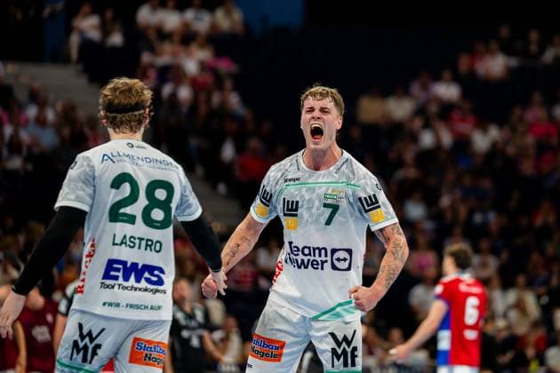 Victor Klöve 7 of Frisch Auf Göppingen cheers emotively during the game in the Barclays Arena His teammate Franko Lastro 28 runs next to him, spectators and a player from HSV Hamburg are visible in the background Handball Sport Verein Hamburg vs Frisch Auf Göppingen Copyright: xPhilippHeistx