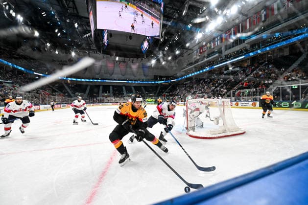 ZURICH, SWITZERLAND MAY 25 Frederik Tiffels of Germany and Josh Tetlow of Great Britain in a battle for the puck along the boards during the 2026 IIHF Ice Hockey World Championship Switzerland game between Germany and Great Britain at Swiss Life Arena on May 25, 2026 in Zurich, Zurich Zurich Swiss Life Arena Zurich Switzerland Switzerland Copyright: xJustPictures.ch AndreaxBrancax jp-en-EuSpIm-JP7_ANB_Sui_Hung_25052026_2041