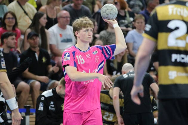 25 05 2026 Handball Men 2025 2026 2 Handball Bundesliga 32 Matchday HC Elbflorenz 2006 TSV Bayer Dormagen BallsportArena Dresden Finn Schroven Dormagen, 19, pink on the ball Dresden Saxony Germany