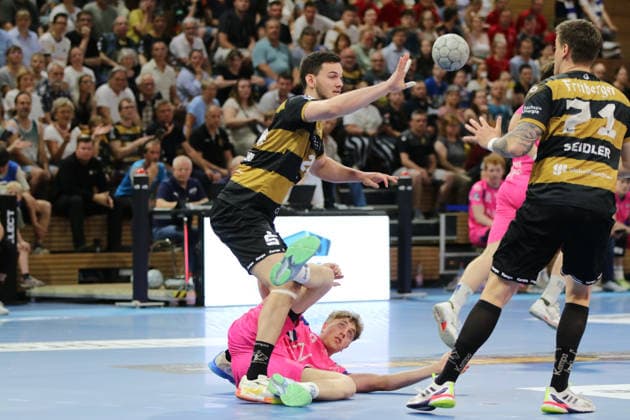 25 05 2026 Handball Men 2025 2026 2 Handball Bundesliga 32 Matchday HC Elbflorenz 2006 TSV Bayer Dormagen BallsportArena Dresden Florian Boehnert Dormagen, 9, pink lies on the ground Ediz Aktas Dresden, 21, black and gold plays the ball to Oliver Seidler Dresden, 71, black and gold Dresden Saxony Germany