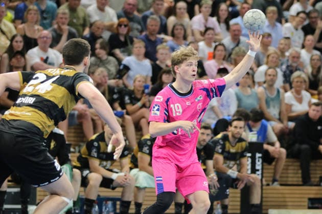 25 05 2026 Handball Men 2025 2026 2 Handball Bundesliga 32 Matchday HC Elbflorenz 2006 TSV Bayer Dormagen BallsportArena Dresden Finn Schroven Dormagen, 19, pink plays a pass Dresden Saxony Germany