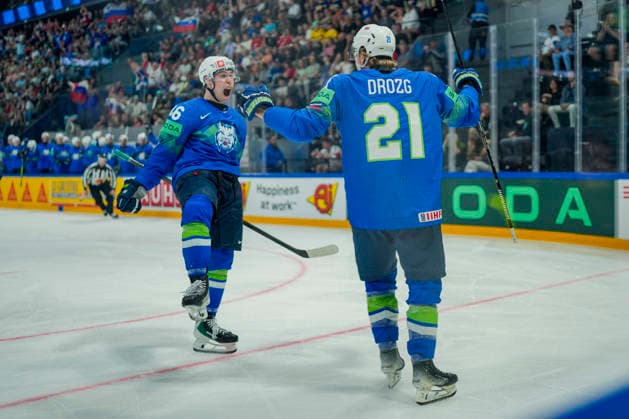 FRIBOURG, SWITZERLAND MAY 25 Matic Torok of Slovenia L celebrates Jan Drozg of Slovenia L for his goal during the 2026 IIHF Ice Hockey World Championship Switzerland game between Slovenia and Italy at BCF Arena on May 25, 2026 in Fribourg, Fribourg Fribourg BCF Arena Fribourg Switzerland Copyright: xJustPictures.ch JarixPestelaccix jp-en-EuSpIm-JP6_JAR_Slovenia_Italy_25May2026_00054