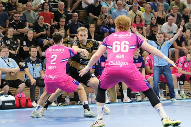 25 05 2026 Handball Men 2025 2026 2 Handball Bundesliga 32 Matchday HC Elbflorenz 2006 TSV Bayer Dormagen BallsportArena Dresden Anton Preußner Dresden, 13, black and gold in a duel with Luca Krist Dormagen, 2, pink Dresden Saxony Germany