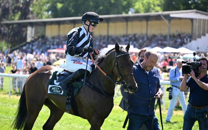 25 05 2026, xophax, kölngalopp , racecourse Weidenpesch , charity race day , victory in third race Sibylle Vogt on Stingray, Cologne