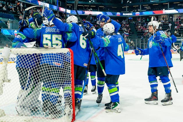FRIBOURG, SWITZERLAND MAY 25 Slovenia celebrates victory and saves his spot in Top Division during the 2026 IIHF Ice Hockey World Championship Switzerland game between Slovenia and Italy at BCF Arena on May 25, 2026 in Fribourg, Fribourg Fribourg BCF Arena Fribourg Switzerland Copyright: xJustPictures.ch JarixPestelaccix jp-en-EuSpIm-JP6_JAR_Slovenia_Italy_25May2026_00123