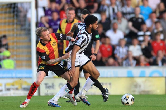 St Mirren v Partick Thistle William Hill Championship Robbie Crawford of Partick Thistle competes for the ball with Miguel Freckleton of St Mirren during the William Hill Premiership Play-off Final Second Leg between St Mirren and Partick Thistle at the SMISA Stadium, Paisley 25 05 2026 UK Newspapers OUT Copyright: xFredxPalmerx FIL-23474-0189