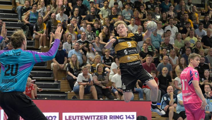 25 05 2026, Dresdens Louis Bensch against Dormagens Christian Ole Simonsen, Handball, 2 Bundesliga, HC ELbflorenz Dresden TSV Bayer Dormagen, c Dresden