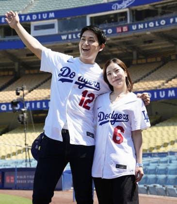 Baseball: Rockies vs. Dodgers Milan Cortina Olympic Figure skating, Eiskunstlauf pairs gold medalists Riku Miura (R) and Ryuichi Kihara pose for a photo at Dodger Stadium in Los Angeles on May 25, 2026. The pair visited the ballpark to throw the ceremonial first pitch ahead of a baseball game between the Los Angeles Dodgers and the Colorado Rockies at Dodger Stadium.  A14AA0005611858P
