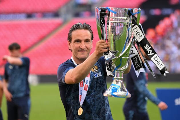 Notts County v Salford City - Sky Bet League Two Play-Off Final Martin Paterson, Notts County manager, celebrates with the winner s trophy during the Sky Bet League 2 Play-Off Final match between Notts County and Salford City at Wembley Stadium, London, on May 25, 2026. London Greater London United Kingdom  Copyright: xMIxNewsx originalFilename:fletcher-nottscou260525_npz5u.jpg
