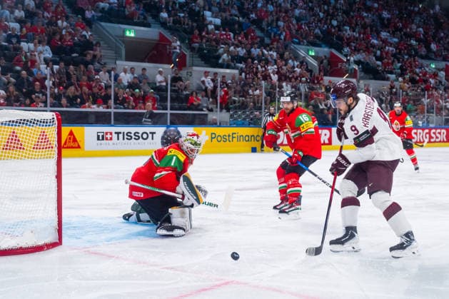 ZURICH, SWITZERLAND - MAY 26: Renars Krastenbergs (Latvia, 9) try to finish against Bence Balizs (Hungary, 1) during the Preliminary Round - Group A Match 51 between Hungary and Latvia at the IIHF Ice hockey, Eishockey World Championship, WM, Weltmeisterschaft 2026, Swiss Life Arena on May 26, 2026 in Zurich, Switzerland. Zurich Switzerland Copyright: xTimoxSteinx