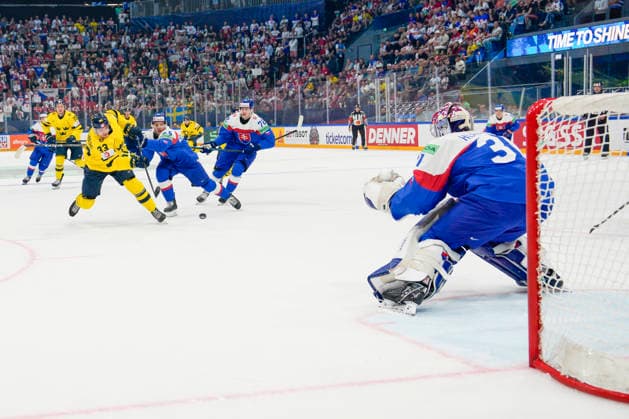 FRIBOURG, SWITZERLAND MAY 26 Jakob Silfverberg of Sweden L against Patrik Koch of Slovakia 2nd L during the 2026 IIHF Ice Hockey World Championship Switzerland game between Sweden and Slovakia at BCF Arena on May 26, 2026 in Fribourg, Fribourg Fribourg BCF Arena Fribourg Switzerland Copyright: xJustPictures.ch JarixPestelaccix jp-en-EuSpIm-JP6_JAR_Sweden_Slovakia_26May2026_00050