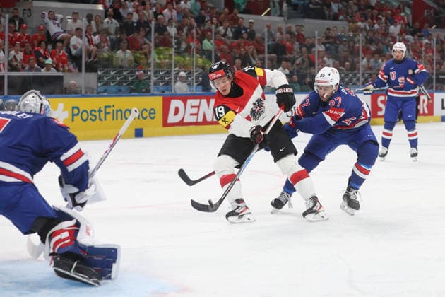 26 05 2026 Swiss Life Arena Zuerich , SWITZERLAND, Mens Ice Hockey IIHF World Championship Zurich 2026 Group A USA AUT Vinzenz Rohrer AUT against Matt Coronato USA in front of goalie Devin Cooley USA