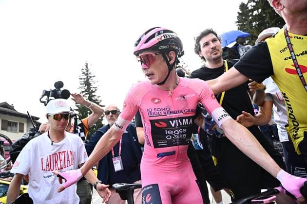 May 26, 2026, Cari, ITALY: Danish rider Jonas Vingegaard Hansen of Team Visma Lease A Bike wearing the overall leader s pink jersey rides after crossing the finish line winning the 16th stage of the 109 Giro d Italia 2026, over 113 km from Bellinzona to Cari , Italy, 26 May 2026. ANSA LUCA ZENNARO. Giro D Italia Cycling Tour - Stage 16  - ZUMAa110 20260526_zaf_a110_017 Copyright: xLucaxZennarox