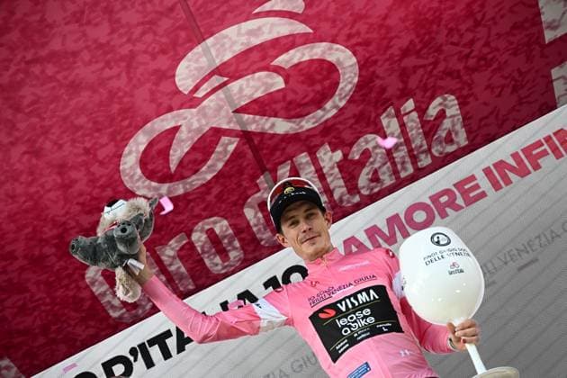 May 26, 2026, Cari, ITALY: Danish rider Jonas Vingegaard Hansen of Team Visma Lease A Bike wearing the overall leader s pink jersey, celebrates on the podium after winning the 16th stage of the 109 Giro d Italia over 113 km from Bellinzona to Cari , Italy, 26 May 2026. ANSA LUCA ZENNARO. ITALY CYCLING GIRO D ITALIA  - ZUMAa110 20260526_zaf_a110_032 Copyright: xLucaxZennarox