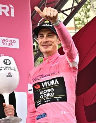 May 26, 2026, Cari, ITALY: Danish rider Jonas Vingegaard Hansen of Team Visma Lease A Bike wearing the overall leader s pink jersey, celebrates on the podium after winning the 16th stage of the 109 Giro d Italia over 113 km from Bellinzona to Cari , Italy, 26 May 2026. ANSA LUCA ZENNARO. ITALY CYCLING GIRO D ITALIA  - ZUMAa110 20260526_zaf_a110_033 Copyright: xLucaxZennarox