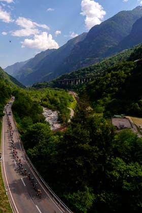 the pack riders during Stage 16 of the Giro d™Italia, from Bellinzona to CarÃ¬, Switzerland, Tuesday, May 26, 2026.  Copyright: xFabioxFerrari LaPressex
