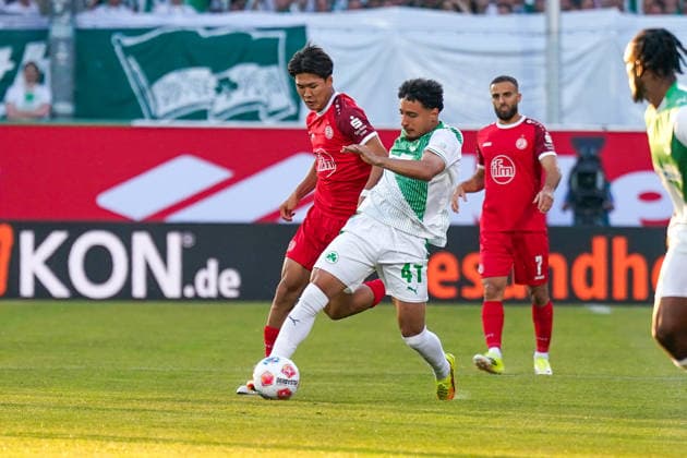 Germany Soccer 2 Bundesliga Relegation 2025 2026 SpVgg Greuther Fürth vs Rot Weiss Essen Sportpark Ronhof I Thomas Sommer Fürth Sayf Ltaief SpVgg Greuther Fürth, 47 Kaito Mizuta Rot Weiss Essen, 24 in a duel Copyright: xJOERANxSTEINSIEKx
