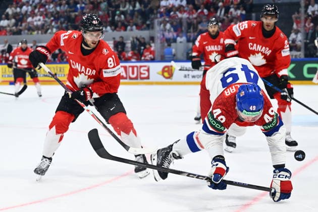 From left Dylan Holloway of Canada and Jaroslav Chmelar of Czech Republic in action during the IIHF World Championship, WM, Weltmeisterschaft Group B match Czech Republic vs Canada on May 26, 2026, Fribourg, Switzerland. (CTKxPhoto RadekxPetrasek) CTKPhotoP2026052608706  CTKPhotoP2026052608706