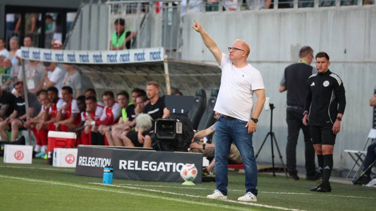 26 05 2026, xrekx, Fußball 2 Bundesliga Relegation, SpVgg Greuther Fuerth Rot Weiss Essen v l Heiko Vogel Trainer SpVgg Greuther Fuerth gibt Anweisungen, gestikuliert, mit den Armen gestikulieren gives instructions, gesticulate DFL DFB REGULATIONS PROHIBIT ANY USE OF PHOTOGRAPHS as IMAGE SEQUENCES and or QUASI VIDEO Fuerth