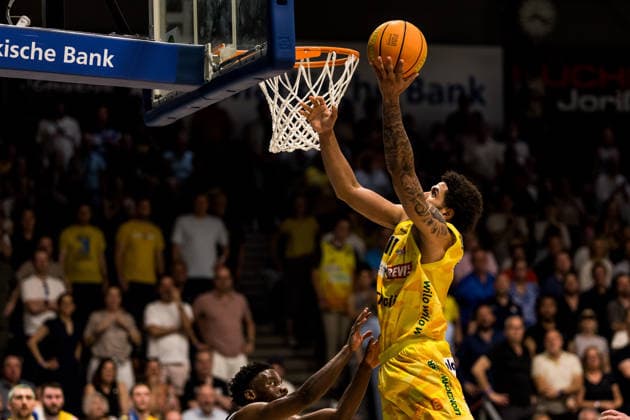 Barmer 2 Basketball Bundesliga ProA Playoffs Semifinal Game 3, Phoenix Hagen Eisbären Bremerhaven 26 05 2026 Marvin Omuvwie Phoenix Hagen, 11 in the throw, Elijah Jahi Miller Eisbären Bremerhaven, 0 BARMER 2 Basketball Bundesliga ProA Playoffs Semifinal Game 3, Phoenix Hagen Eisbären Bremerhaven Hagen, Ischelandhalle on 26 05 2026 Copyright: xBEAUTIFULxSPORTS Wunderlx