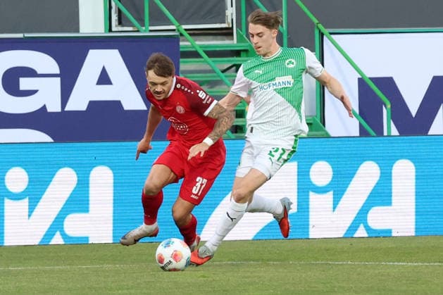 26 05 2026, xrekx, Fußball 2 Bundesliga Relegation, SpVgg Greuther Fuerth Rot Weiss Essen v l Jannik Hofmann Rot Weiss Essen Luca Itter SpVgg Greuther Fuerth Zweikampf, Aktion, action, battle for the ball DFL DFB REGULATIONS PROHIBIT ANY USE OF PHOTOGRAPHS as IMAGE SEQUENCES and or QUASI VIDEO Fuerth