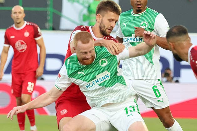26 05 2026, xrekx, Fußball 2 Bundesliga Relegation, SpVgg Greuther Fuerth Rot Weiss Essen v l Paul Will SpVgg Greuther Fuerth Torben Müsel Muesel Rot Weiss Essen Zweikampf, Aktion, action, battle for the ball DFL DFB REGULATIONS PROHIBIT ANY USE OF PHOTOGRAPHS as IMAGE SEQUENCES and or QUASI VIDEO Fuerth