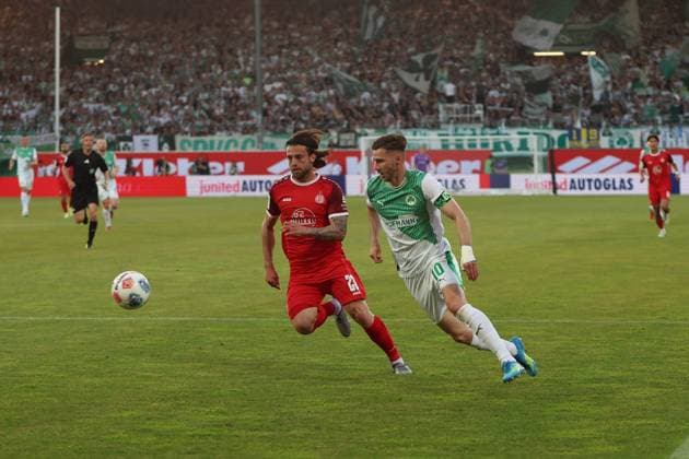 José Enrique Ríos Alonso 23 Rot Weiss Essen and Branimir Hrgota 10 SpVgg Greuther Fürth fight for the ball in a running duel The packed stands of the Fürth stadium with green and white fan blocks can be seen in the background José Enrique Ríos Alonso 23 Rot Weiss Essen in a duel with Branimir Hrgota 10 SpVgg Greuther Fürth Copyright: xspeedshotx xTimoxBluhmki-Schmidtx