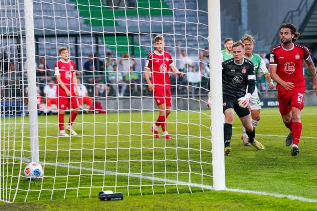 Germany Soccer 2 Bundesliga Relegation 2025 2026 SpVgg Greuther Fürth vs Rot Weiss Essen Sportpark Ronhof I Thomas Sommer Fürth Goal and shot on goal to 1 0 by Noel Futkeu SpVgg Greuther Fürth, 9 Ball in goal, Jakob Golz Rot Weiss Essen, 1 can only look after the ball Copyright: xJOERANxSTEINSIEKx